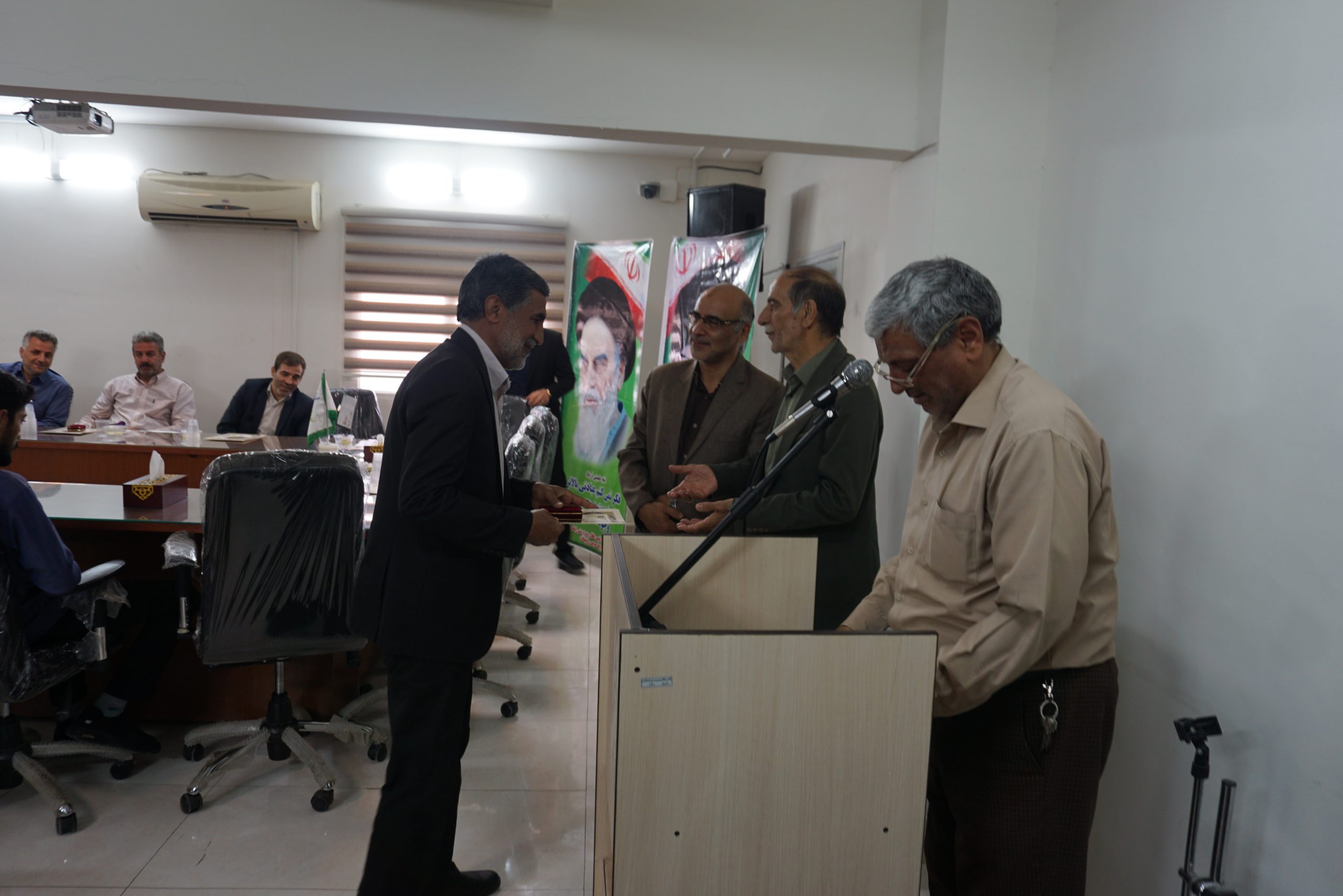 تجلیل از فرهنگیان و خادمیاران آموزشی موسسه به مناسبت هفته معلم+تصاویر