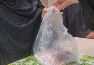 تداوم طرح ماهانه توزیع گوشت میان خانواده‌های تحت پوشش مؤسسه خیریه ایتام