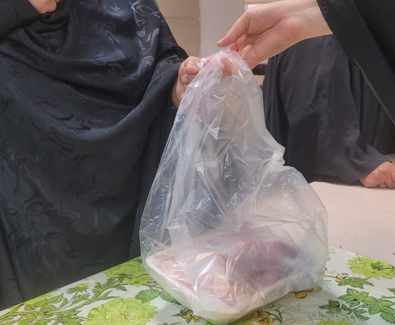 تداوم طرح ماهانه توزیع گوشت میان خانواده‌های تحت پوشش مؤسسه خیریه ایتام