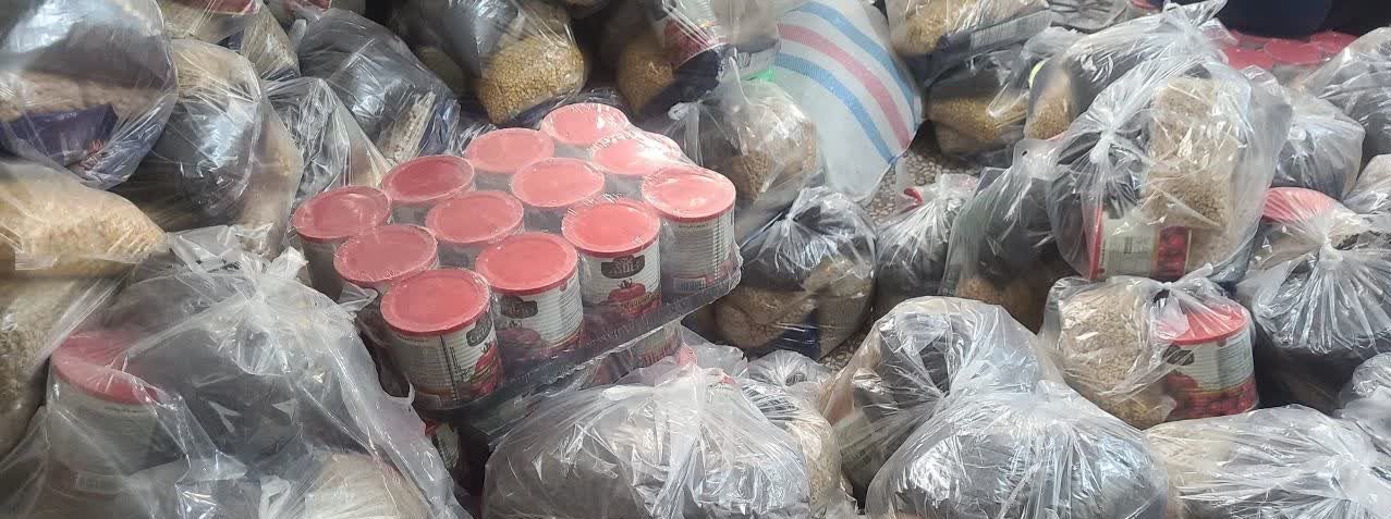 بسته‌بندی کالای حمایتی به مناسبت ولادت حضرت فاطمه زهرا (س) در موسسه خیریه ایتام قم