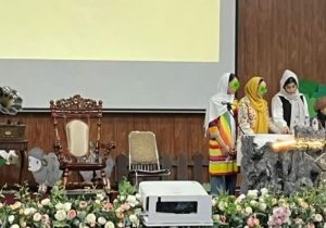 حضور کودکان ایتام در برنامه تئاتر کودکانه با حمایت خیرین و اهدای جوایز